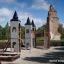 Tintagel playground castle dans un parc avec une vieille tour en briques en arrière-plan