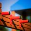 Structure de jeu en bois avec poignées rouges de Tritowers castle with slide.