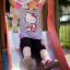 Enfant glissant sur un toboggan rouge sur le Six Angle with Suspension Bridge single slide.