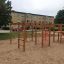 Aire de jeux Activity Center with Slide dans une zone sablonneuse.